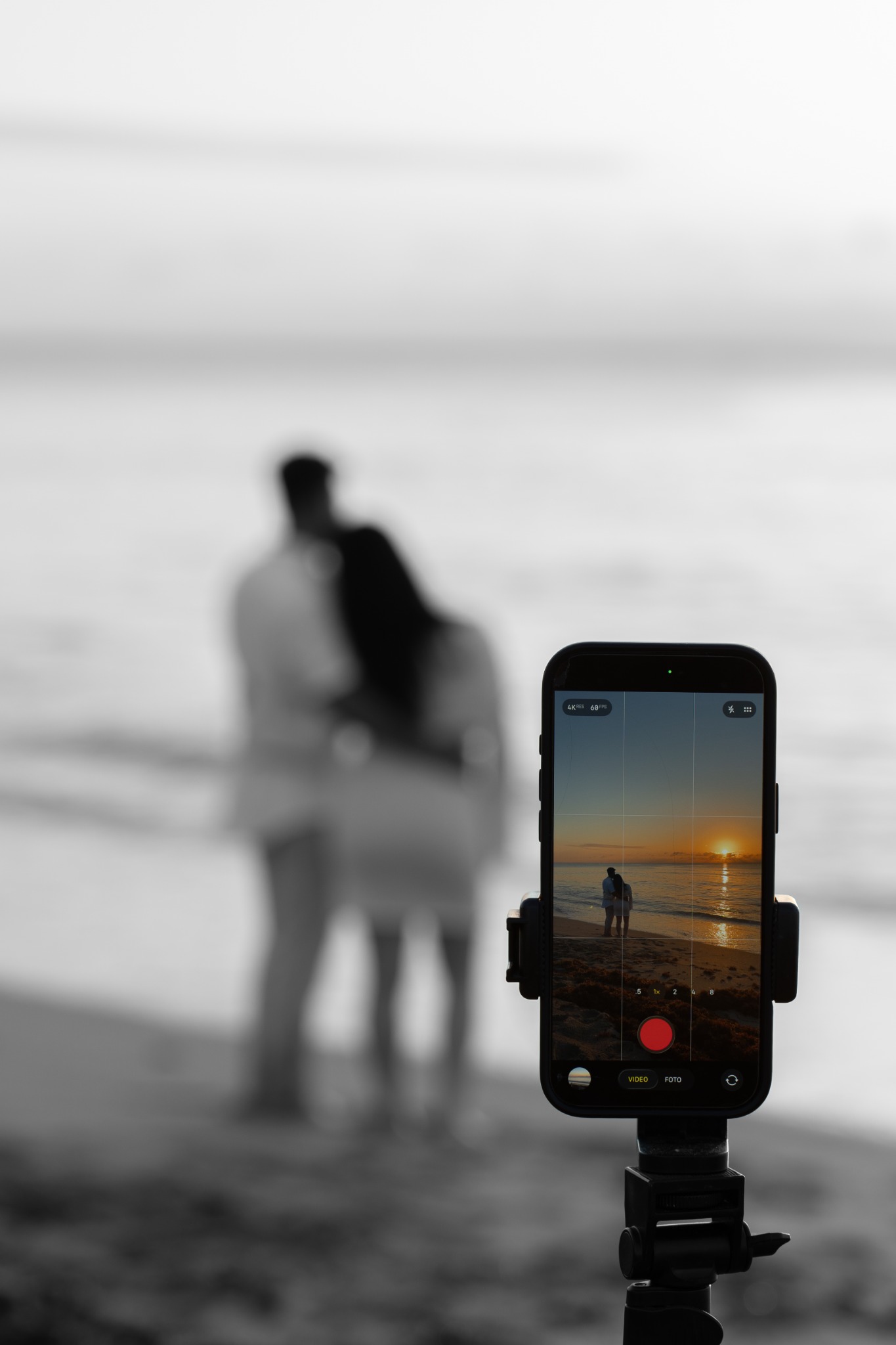 Pareja al amanecer vista a través de una cámara móvil