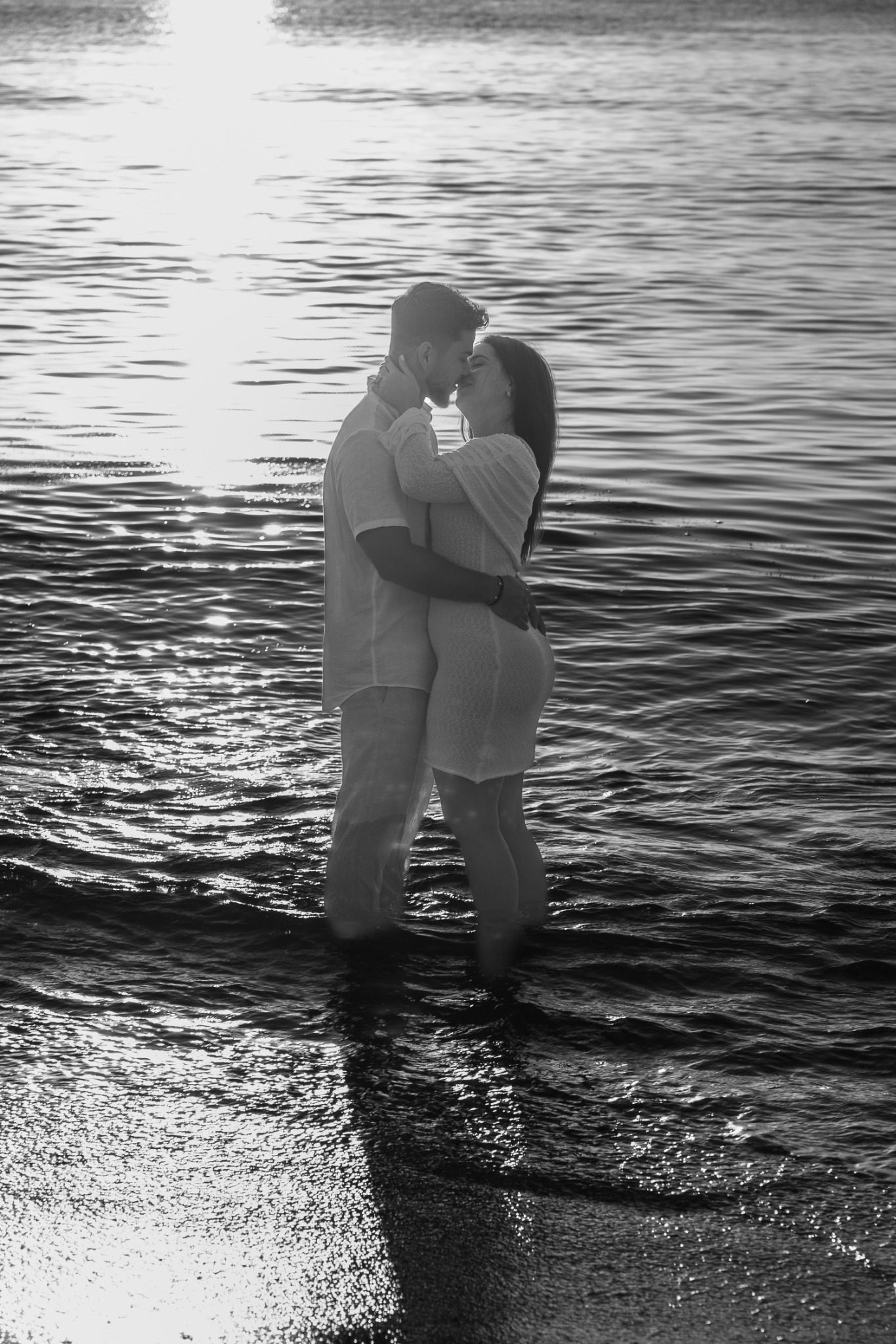 Pareja abrazada dentro del mar en blanco y negro