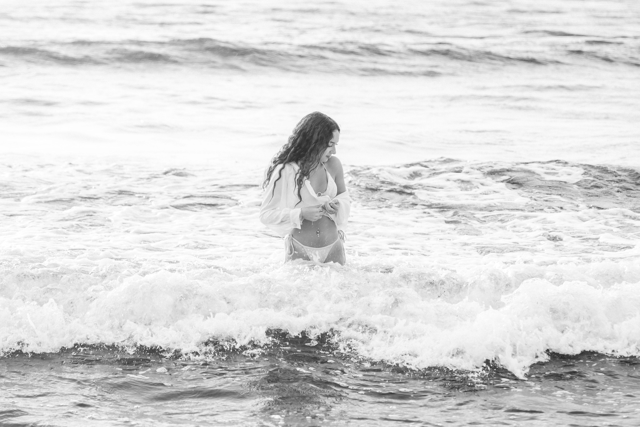 Retrato fine art en blanco y negro dentro del mar