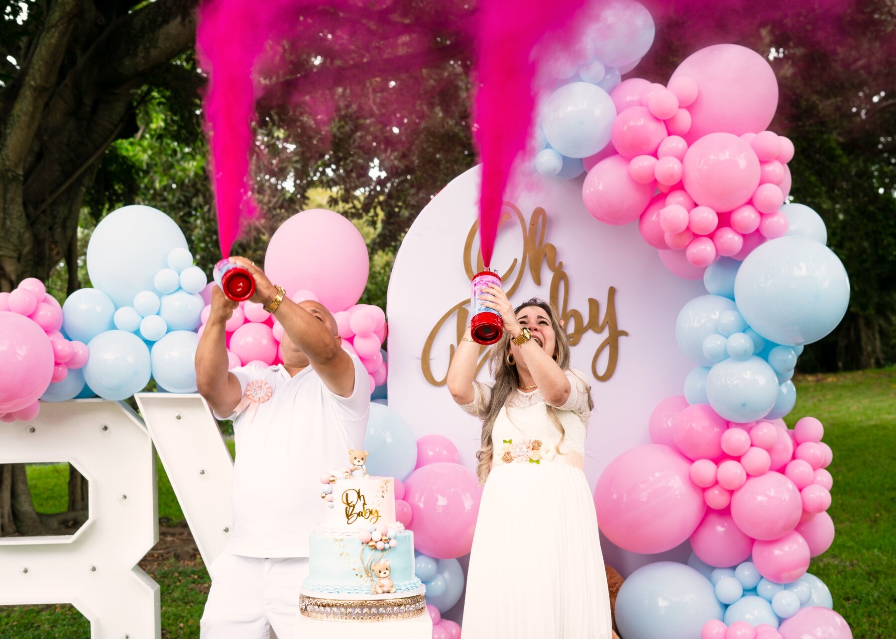 Pareja celebrando una revelación de género