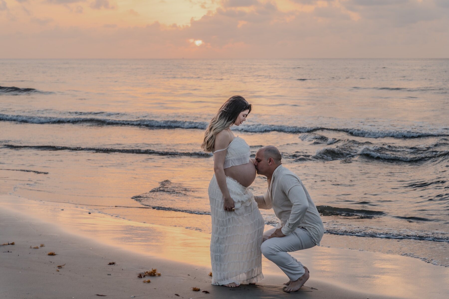 Pareja celebrando la maternidad al amanecer
