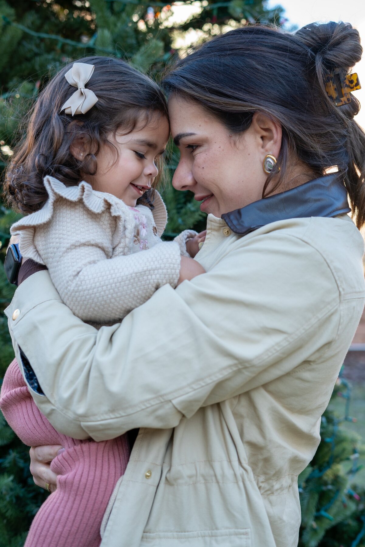 Madre e hija compartiendo un momento cercano