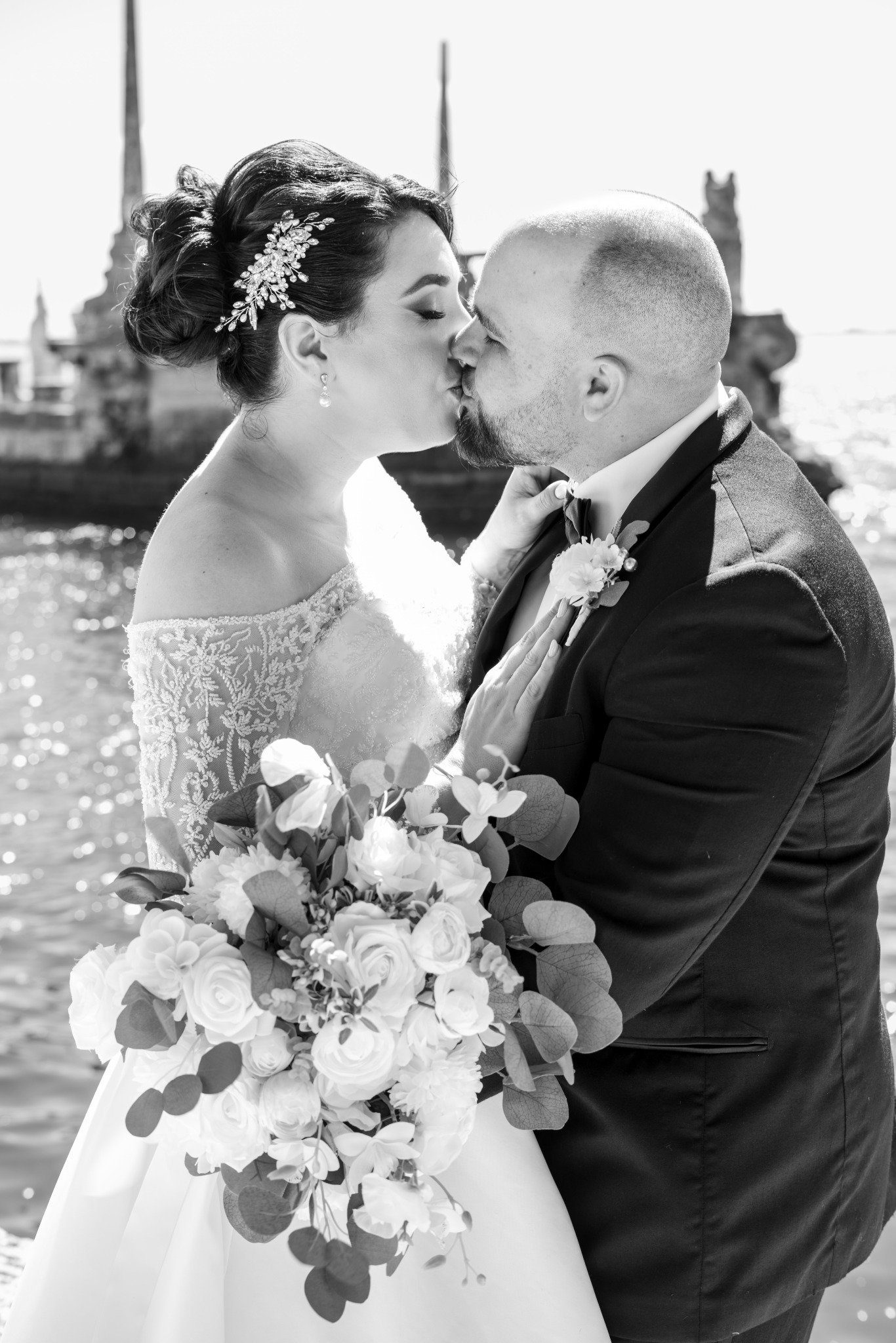 Beso de una pareja recién casada junto al mar