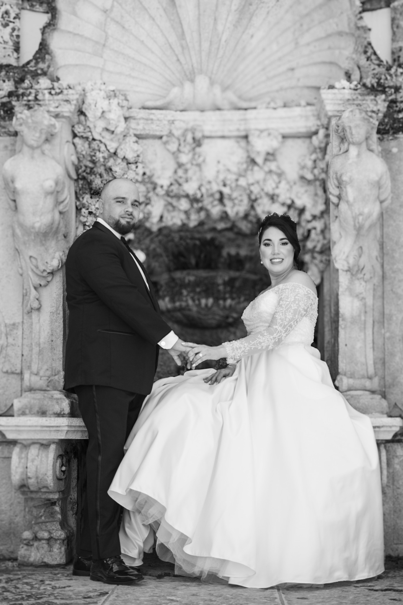 Retrato de boda frente a una arquitectura histórica