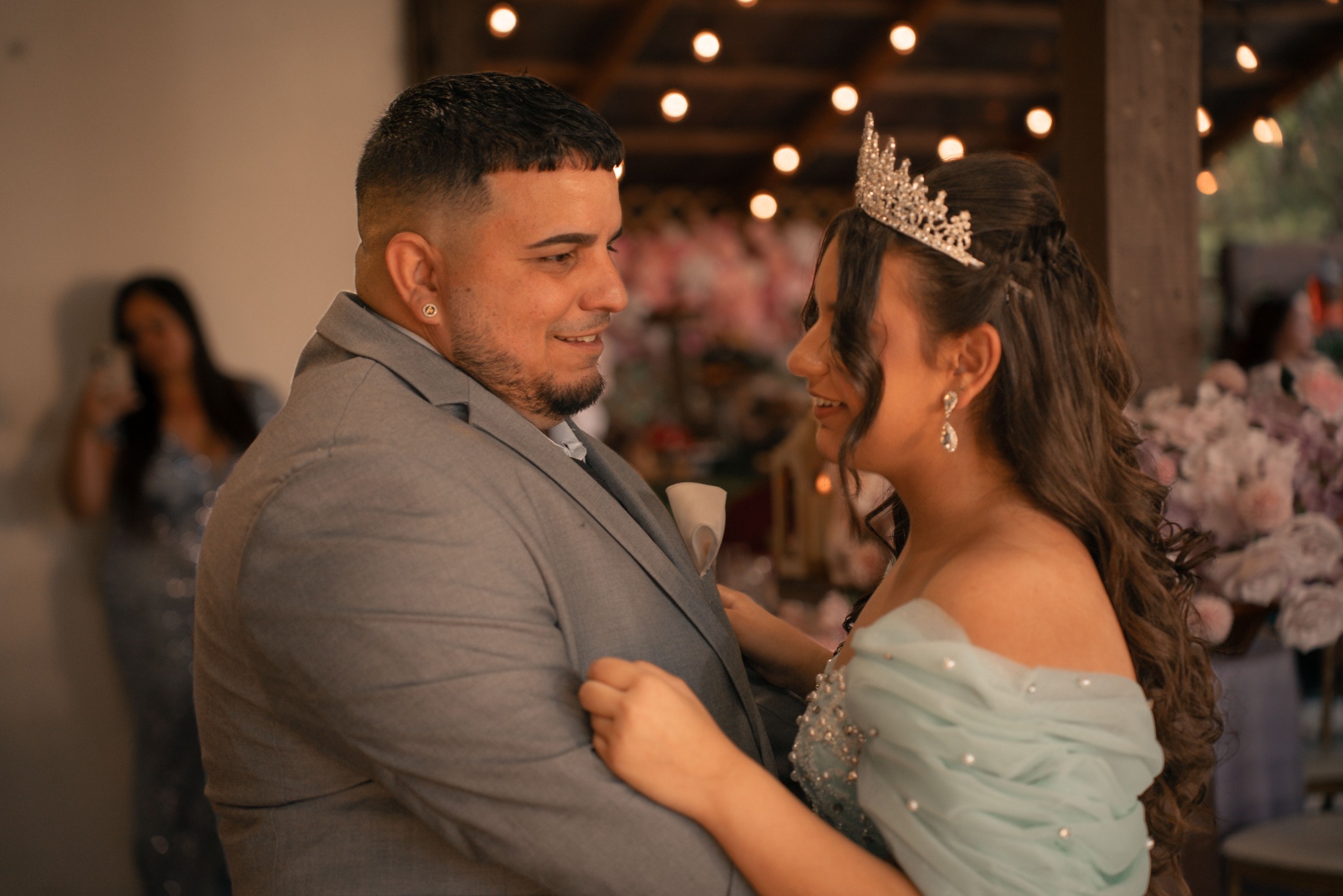 Quinceañera bailando con su padre