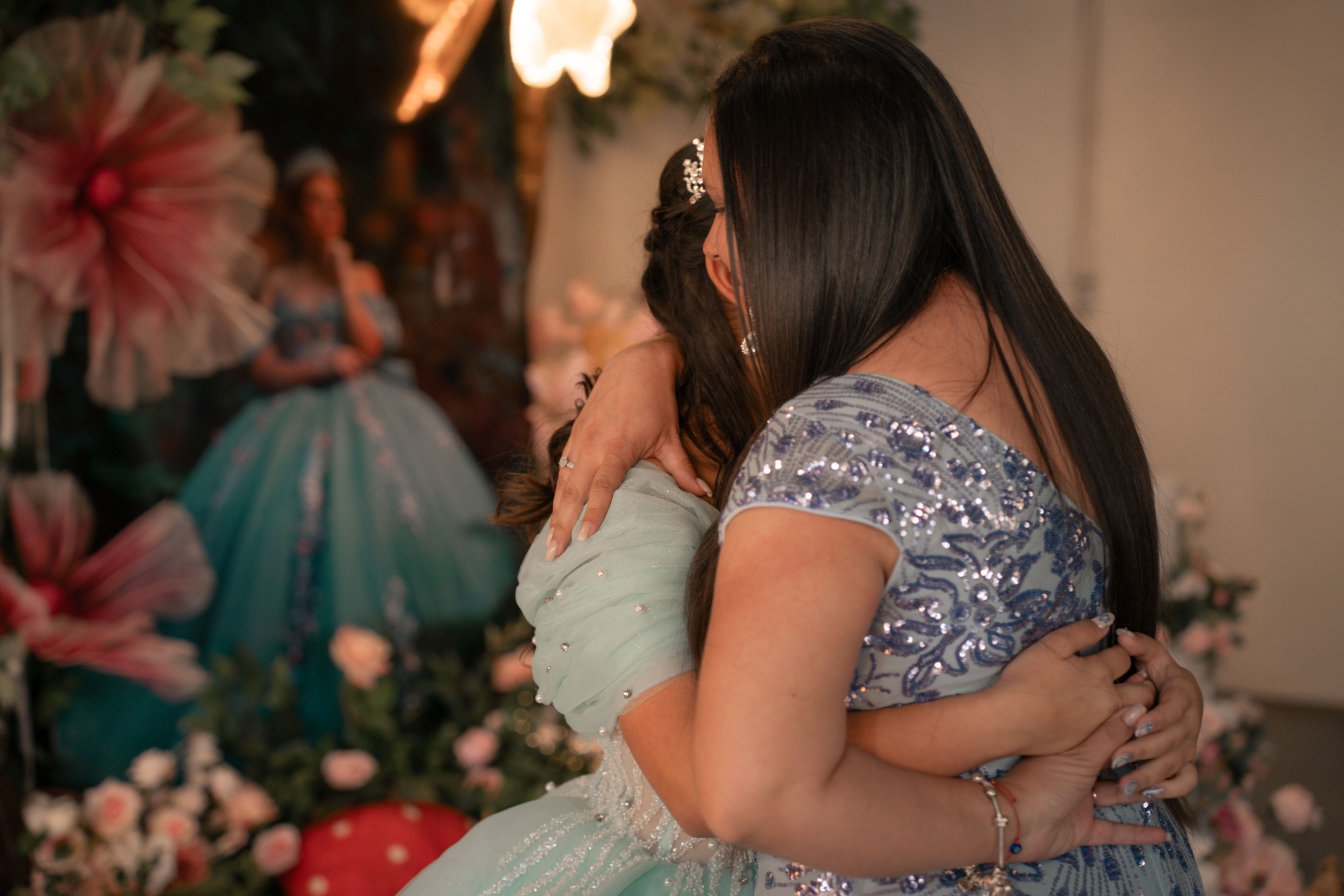 Abrazo familiar durante una celebración de quince años