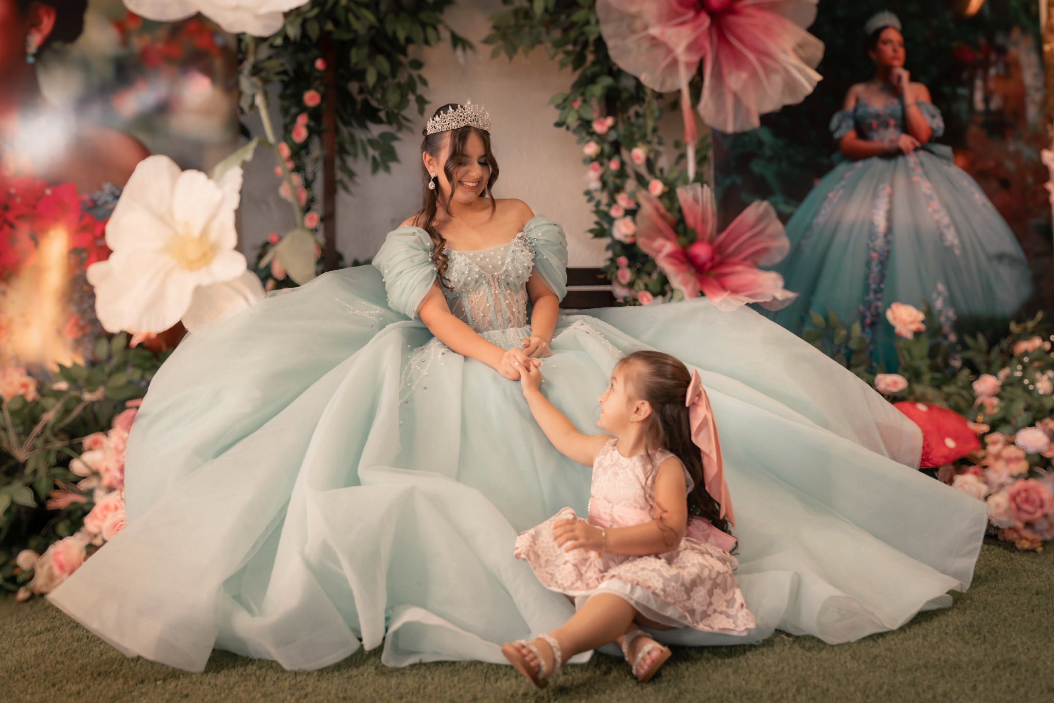 Quinceañera compartiendo un momento con una niña